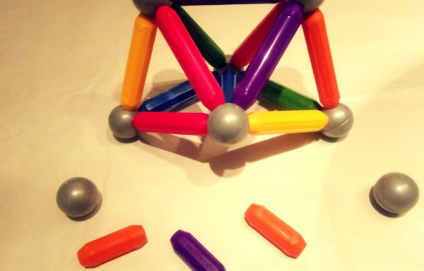 Constructions magnétiques : manipulation et motricité fine