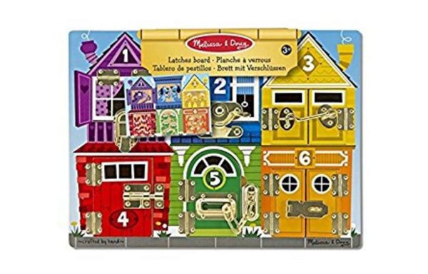 Planches à loquets : travailler la motricité fine